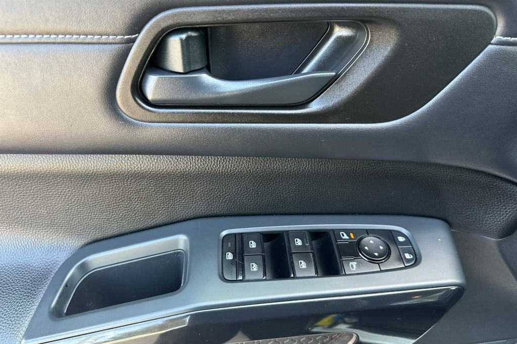 2023 Nissan Pathfinder SV