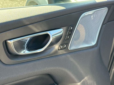 2018 Volvo XC60 Hybrid T8 R-Design