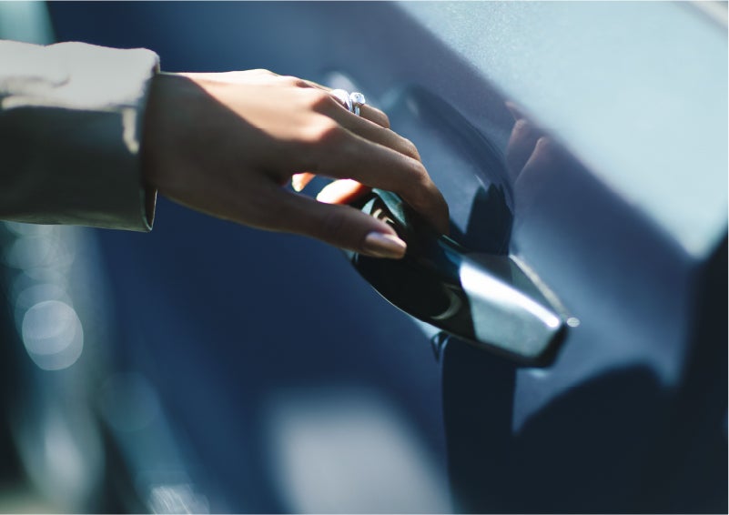A hand gracefully grips the Light Touch Handle of a 2023 Lincoln Aviator® SUV to demonstrate its ease of use | Caruso Lincoln in Long Beach CA