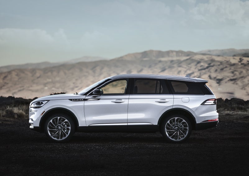 A Lincoln Aviator® SUV is parked on a scenic mountain overlook | Caruso Lincoln in Long Beach CA
