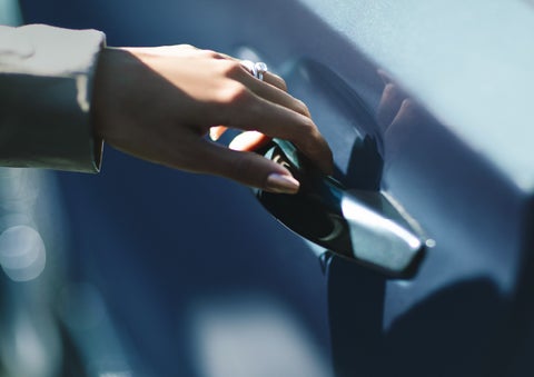 A hand gracefully grips the Light Touch Handle of a 2024 Lincoln Aviator® SUV to demonstrate its ease of use | Caruso Lincoln in Long Beach CA