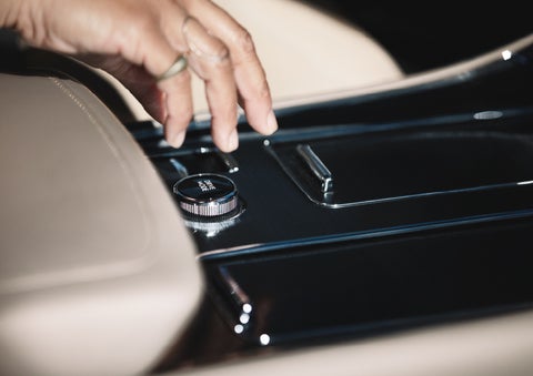 A hand reaching for the Lincoln Drive Modes knob of a 2024 Lincoln Aviator® SUV | Caruso Lincoln in Long Beach CA