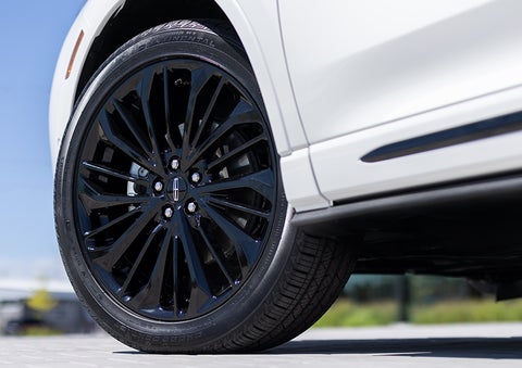 The stylish blacked-out 20-inch wheels from the available Jet Appearance Package are shown. | Caruso Lincoln in Long Beach CA