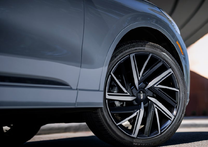 The wheel of the 2027 Lincoln Aviator® Black Label™ SUV is shown slightly angled out. | Caruso Lincoln in Long Beach CA