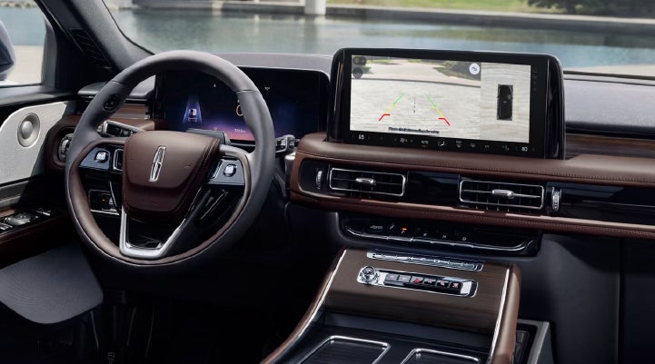 The backup camera of the 2027 Lincoln Aviator® SUV is displayed on screen. | Caruso Lincoln in Long Beach CA
