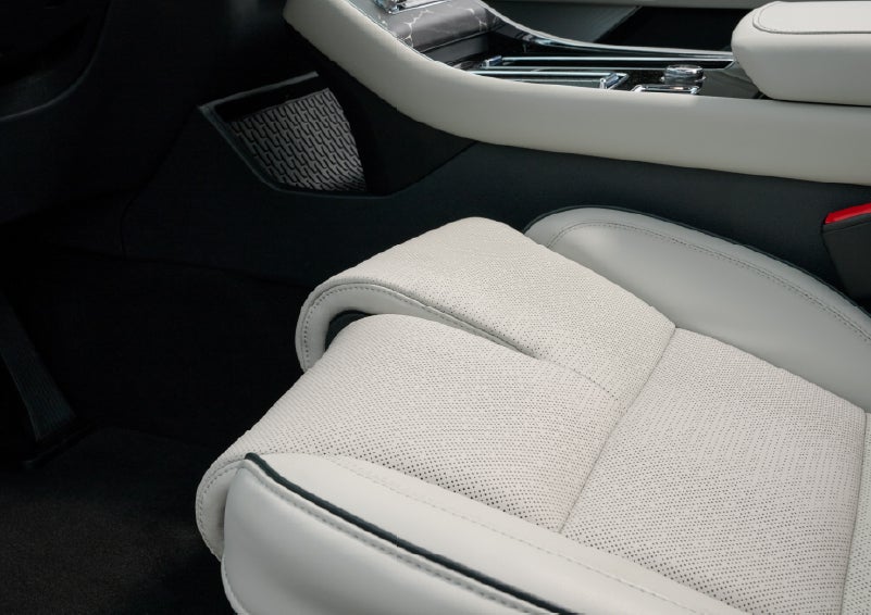 The front passenger Perfect Position seat is shown with the thigh extender adjusted.| Caruso Lincoln in Long Beach CA